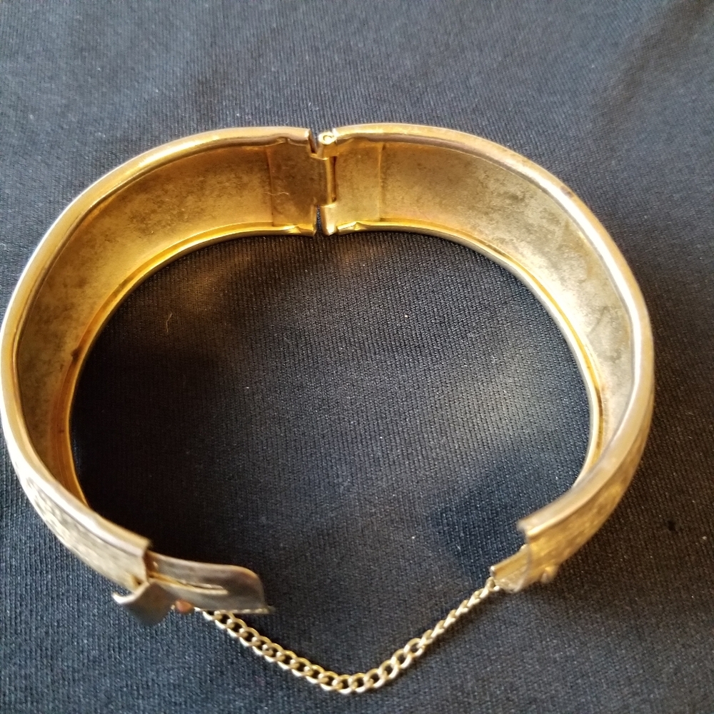 Vintage Coro Pegasus Signed Gold Tone Midcentury Textured Cuff Bracelet - Picture 7 of 10